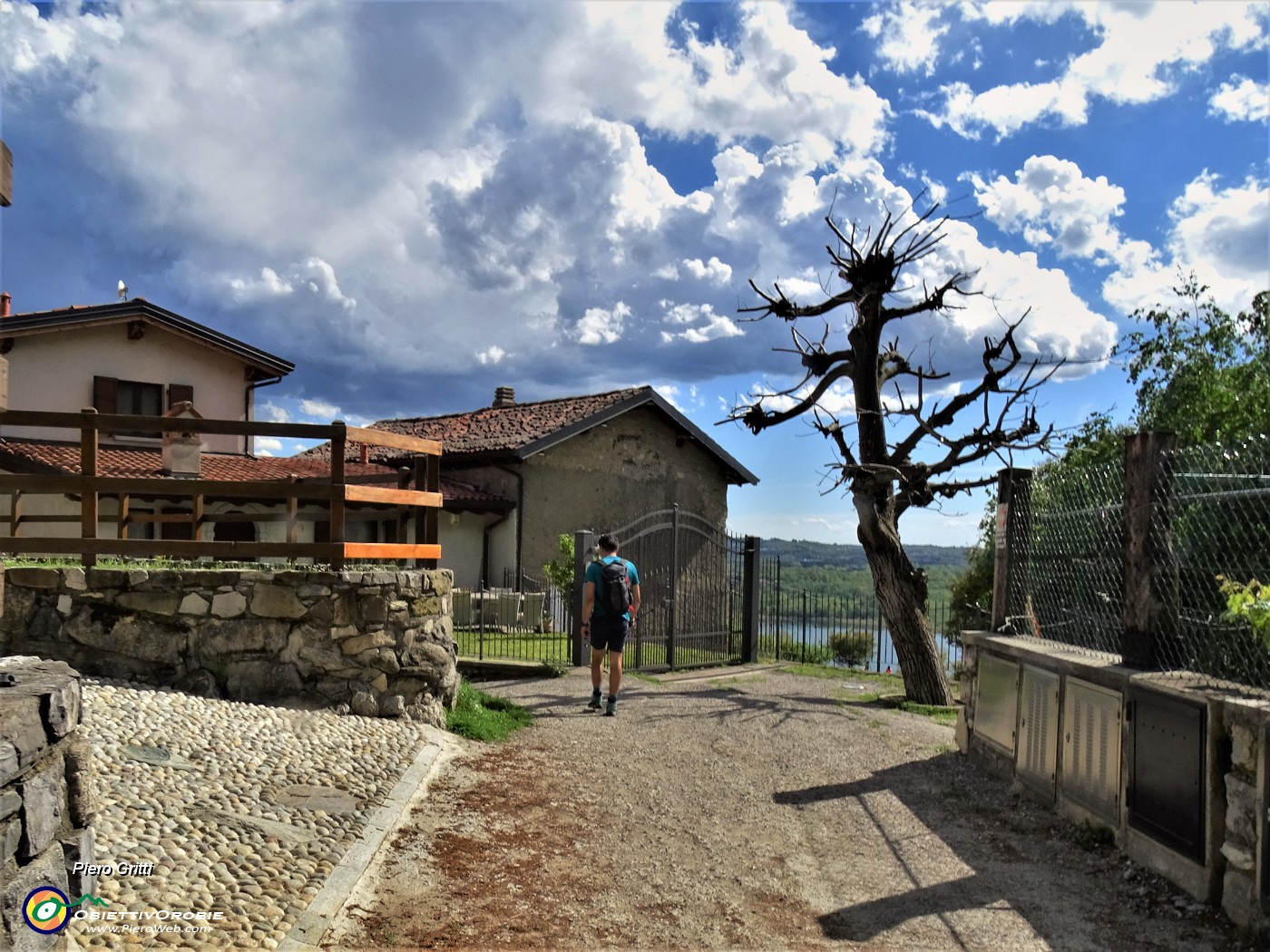 79 Al 'Pozzo' di Civate bianchi nembo-cumuli in cielo.JPG